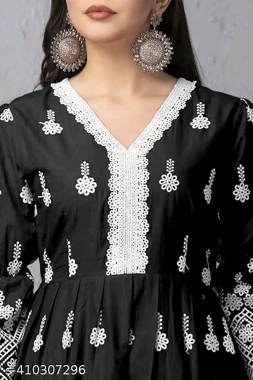Aakarsha Petite Women Kurta Sets